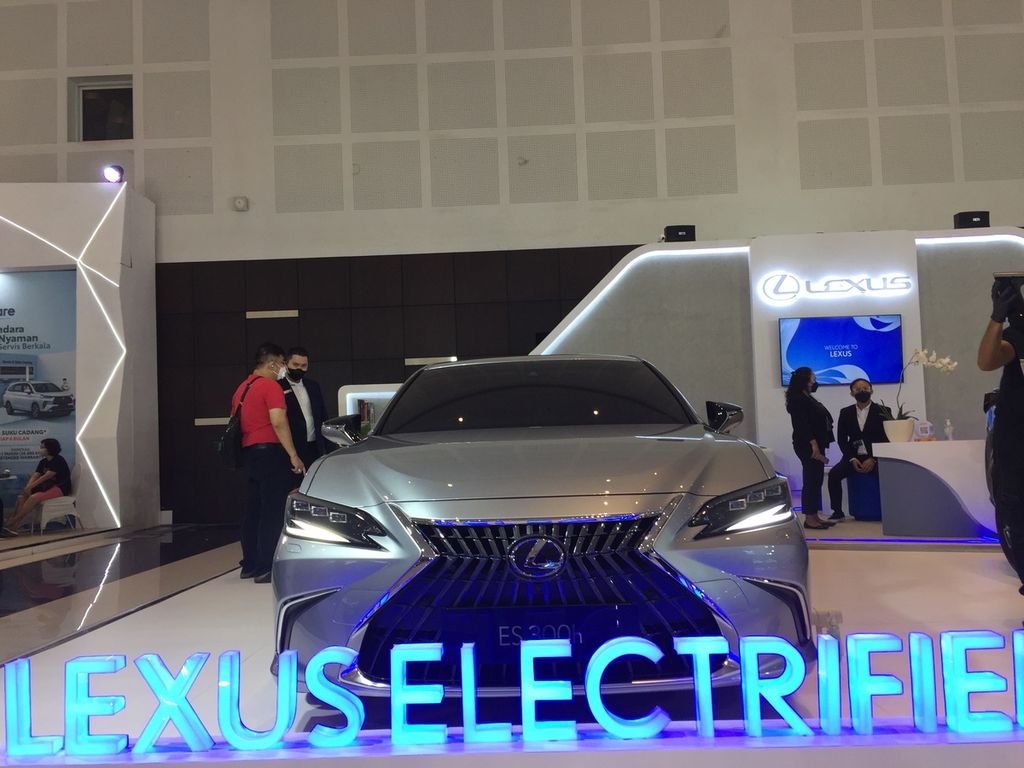 Produsen otomotif mewah Lexus memperkenalkan sedan berteknologi hibrida, yakni ES 300h, dalam Gaikindo Indonesia International Auto Show (GIIAS) di Grand City Convention & Exhibition, Surabaya, Jawa Timur, Rabu (14/9/2022). 