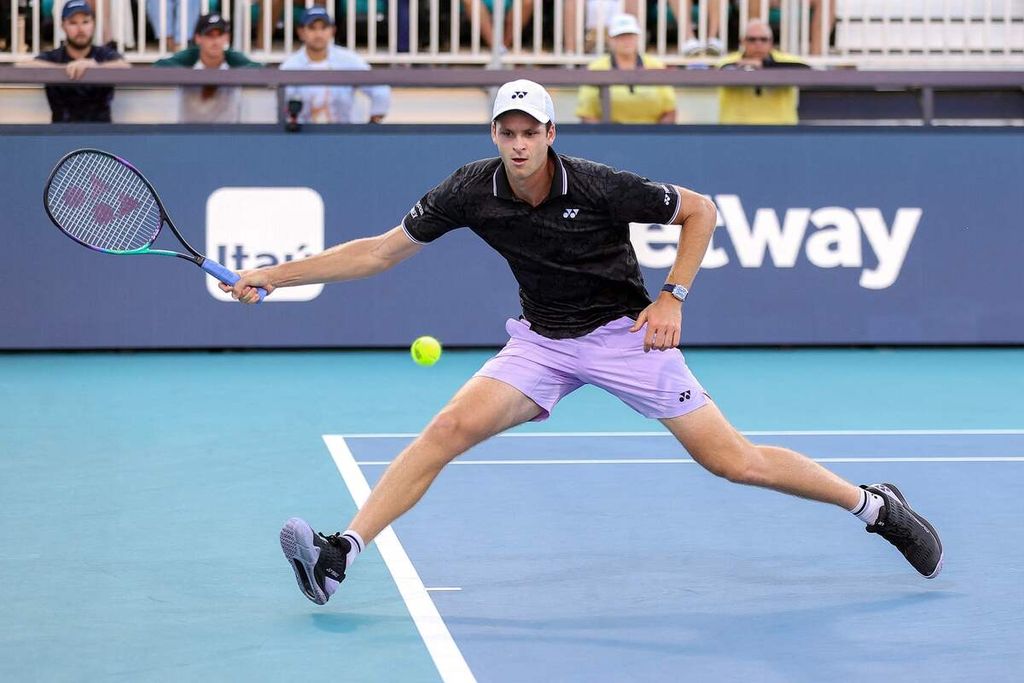 Petenis Polandia, Hubert Hurkacz, membidik bola saat menghadapi Thanasi Kokkinakis (Australia) pada babak 64 besar ATP Masters 1000 Miami di Stadion Hard Rock, Amerika Serikat, MInggu (26/3/2023) waktu Indonesia. Hurkacz menang, 6-7 (10), 7-6 (7), 7-6 (6).