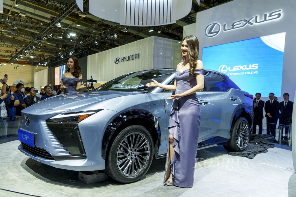 All New Lexus RZ 450e bertenaga listrik diperkenalkan dalam pameran Gaikindo Jakarta Auto Week di JCC Senayan, Jumat (10/3/2023). 