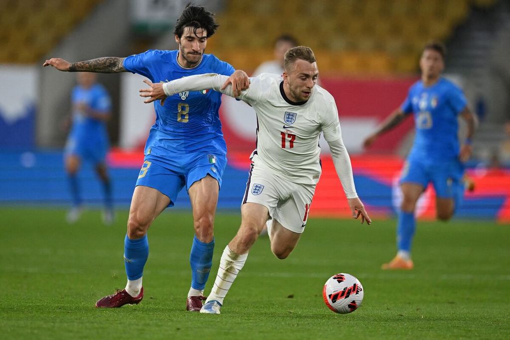 Gelandang Italia Sandro Tonali (kiri) dan bek Inggris Jarrod Bowen mengejar bola dalam pertandingan Grup A3 Liga Nasional Eropa antara Inggris dan Italia di Stadion Molineux, Wolverhampton, Inggris, Minggu (12/6/2022) dini hari. Inggris bermain imbang melawan Italia, 0-0. Inggris akan kembali menghadapi Italia di Stadion San Siro, Milan, Italia, Sabtu (24/9/2022) dini hari WIB.