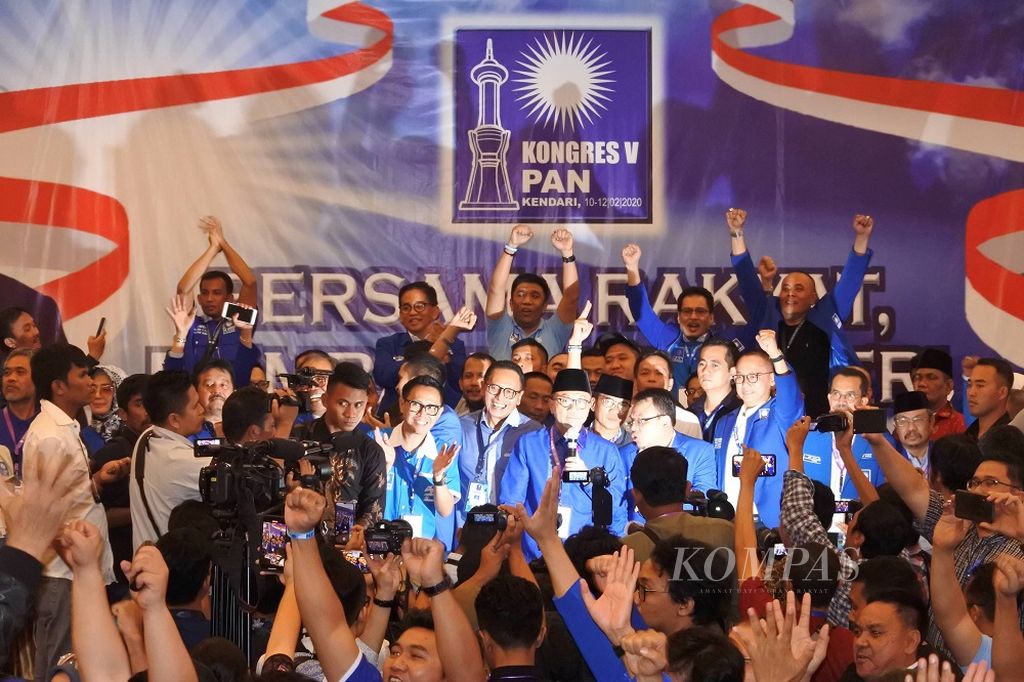 Zulkifli Hasan memberikan pidato kemenangan setelah terpilih kembali menjadi ketua umum PAN 2020-2025, di Kendari, Sulawesi Tenggara, Selasa (11/2/2020), jelang malam. Zulkifli meraih suara sebanyak 331, sementara Mulfachri Harahap meraih 225 suara, dan Drajad Wibowo 6 suara. Zulkifli menjadi ketua umum pertama partai berlambang matahari ini yang menduduki kursi ketua umum dua kali.