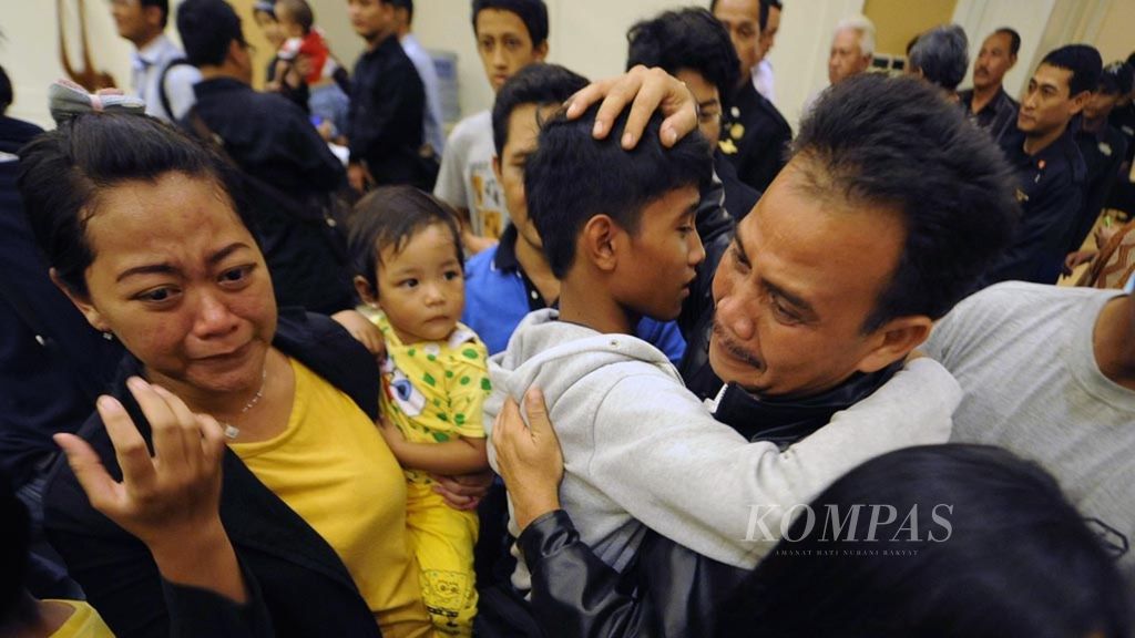 Foto arsip. Keharuan menyelimuti penyambutan kedatangan anak buah kapal (ABK) MV Sinar Kudus di Hotel Sheraton Bandara Soekarno-Hatta, Tangerang, Banten, Sabtu (7/5/2011) malam. Sebanyak 20 ABK MV Sinar Kudus kembali ke Indonesia dengan selamat setelah lepas dari sanderaan perompak Somalia selama 45 hari.