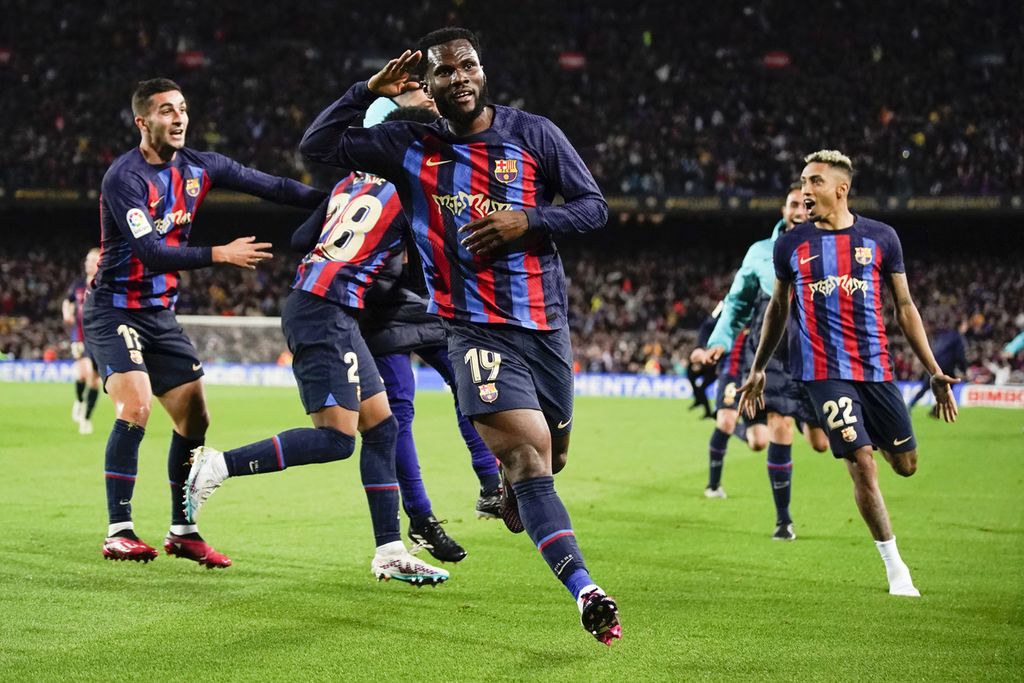 Pemain Barcelona, Franck Kessie (tengah), merayakan gol kedua ke gawang Real Madrid dalam laga Liga Spanyol yang digelar di Stadion Camp Nou, Barcelona, Spanyol, Senin (19/3/2023) dini hari WIB. Laga "el clasico" ini dimenangi Barcelona dengan skor 2-1.