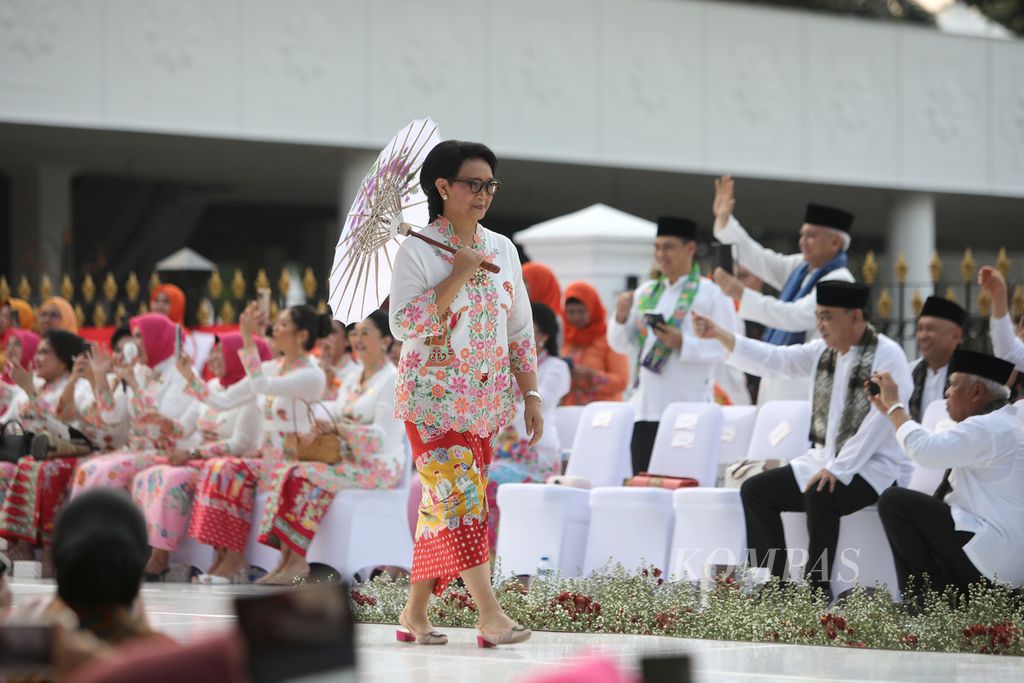 Menteri Luar Negeri Retno P Marsudi ikut berjalan di landar peraga memeriahkan acara Istana Berkebaya di halaman Istana Merdeka, Jakarta, Minggu (6/8/2023). 