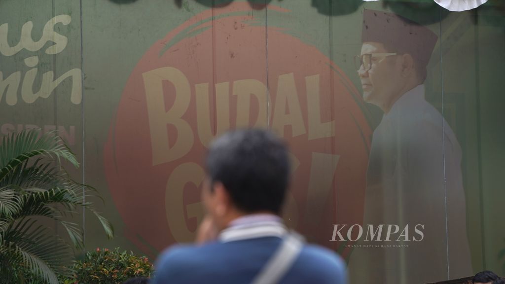Wartawan menunggu jumpa pers berlatar poster Ketua Umum PKB Muhaimin Iskandar dalam Pembukaan Rapat Pleno DPP PKB di Jakarta Pusat, Jumat (1/9/2023). Partai Nasdem dengan Partai Kebangkitan Bangsa resmi mengusung pasangan Anies Baswedan dan Ketua Umum PKB Muhaimin Iskandar di Pemilu 2024. 
