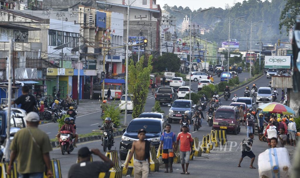 Suasana Jalan Yos Sudarso yang berada di depan Pasar Sanggeng, Manokwari, Papua Barat, Kamis (15/4/2021). Dari hasil kajian pelaksanaan otonomi khusus di Provinsi Papua dan Papua Barat selama hampir 20 tahun, terdapat sejumlah hal yang perlu dibenahi, seperti tata kelola dana otonomi khusus dan manajemen pemerintahan serta percepatan dan pemerataan pembangunan di seluruh wilayah Papua.
