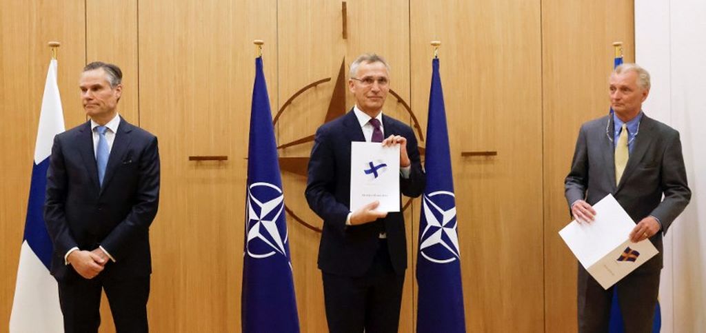 Kiri ke kanan: Duta Besar Finlandia untuk NATO Klaus Korhonen, Sekretaris Jenderal NATO Jens Stoltenberg, dan Duta Besar Swedia untuk NATO Axel Wernhoff menghadiri upacara penyerahan permohonan Swedia dan Finlandia untuk menjadi anggota NATO di Brussel, Rabu, 18 Mei 2022.