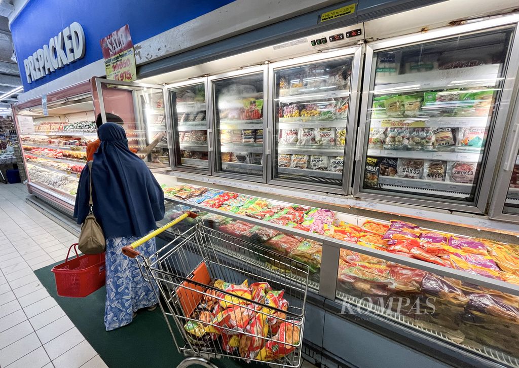 Pengunjung membeli bahan makanan beku di supermarket ritel di kawasan Bintaro, Tangerang Selatan, Banten, Selasa (14/3/2023). Bahan makanan beku yang praktis sebagai menu sahur banyak dicari konsumen jelang bulan puasa Ramadhan.