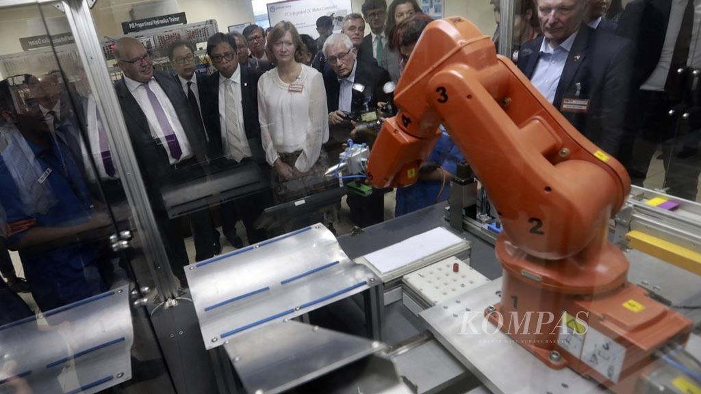 Menteri Ekonomi dan Energi Jerman Peter Altmaier (kedua dari kiri) didampingi Menteri Perindustrian Airlangga Hartarto (keempat dari kiri) mengunjungi Politeknik Manufaktur Astra di kawaasan Sunter, Jakarta Utara, Kamis (1/11/2018). Kunjungan ini bermaksud untuk melihat lansung hasil kerja sama Indonesia dan Jerman melalui Perkumpulan Ekonomi Indonesia Jerman (Ekonid) di bidang pendidikan vokasi.
