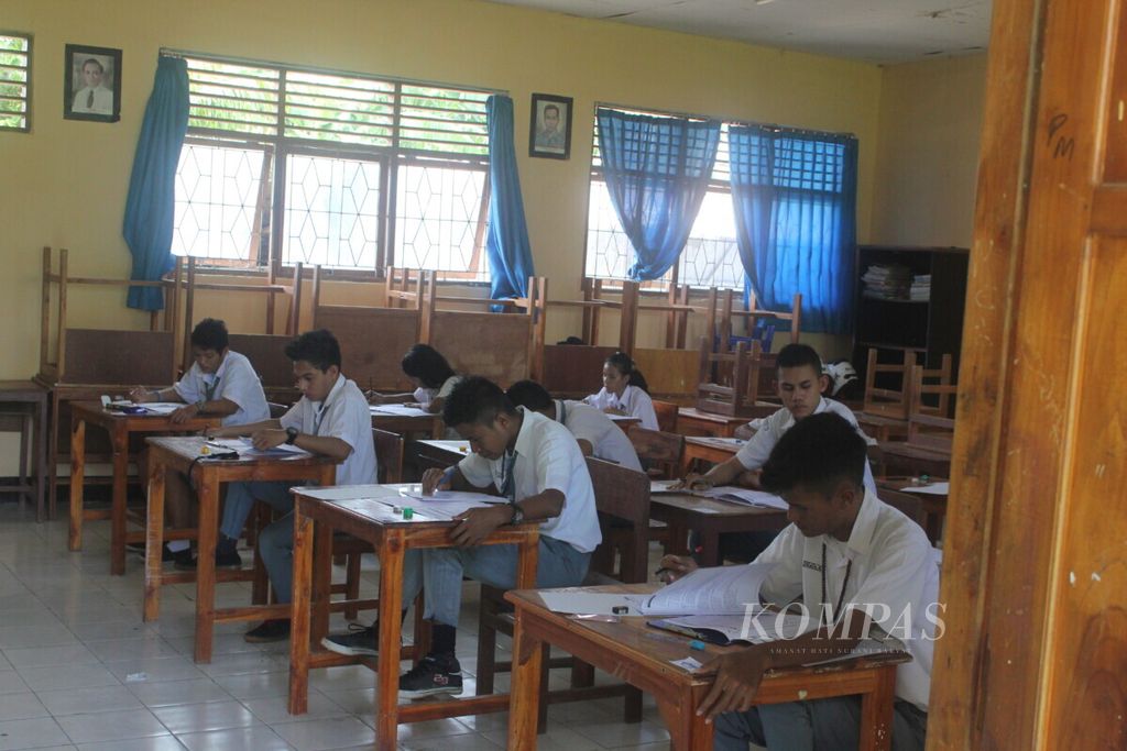 Ilustrasi. Siswa SMAN 3 Kupang sedang menjalankan UAN 2019. 