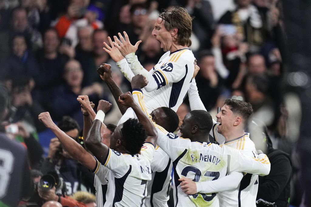 Para pemain Real Madrid merayakan gol yang dicetak Luka Modric (atas) ke gawang Sevilla pada laga Liga Spanyol di Stadion Santiago Bernabeu, Madrid, Spanyol, Senin (26/2/2024) dini hari WIB. Real Madrid menang 1-0 pada laga itu.