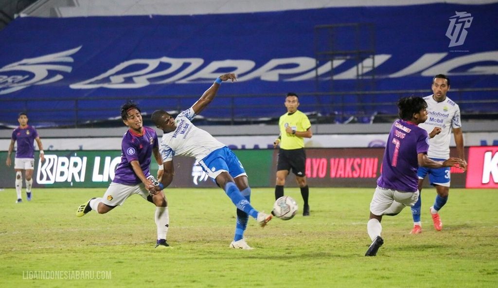 Persib Bandung bermain seri dan tanpa gol dalam laga lanjutan BRI Liga 1 2021/2022 menghadapi Persik Kediri di Stadion Kapten I Wayan Dipta, Gianyar, Jumat (25/3/2022). Foto dokumentasi Liga Indonesia Baru menampilkan momen pemain Persib Bandung berupaya meloloskan diri dari hadangan pemain Persik Kediri.