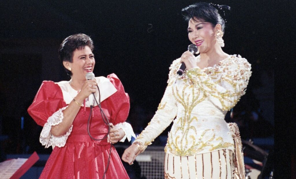 Titiek Puspa saat tampil di pentas Konser Perjalanan Karier Titiek Puspa di Jakarta Hilton Convention Centre, Jakarta, Jumat (2/7/1993). Pergelaran musik ini untuk memperingati HUT Ke-28 Harian <i>Kompas</i>. Tampak penyanyi Lilis Suryani ikut mengisi acara.