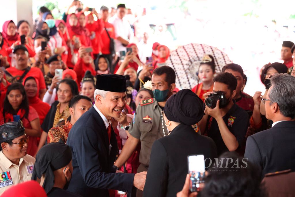 Gubernur Jawa Tengah Ganjar Pranowo memberi selamat kepada Hevearita Gunaryanti Rahayu sebagai Wali Kota Semarang di Gedung Gradhika Bakti Praja, Kompleks Kantor Gubernur Jawa Tengah, Kota Semarang (30/1/2023). 