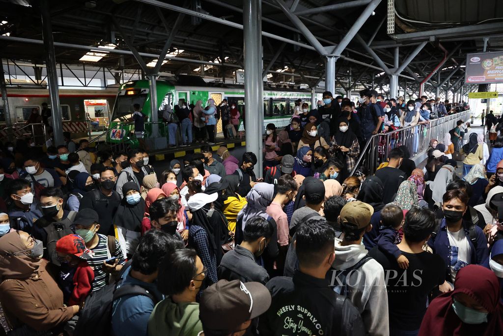 Penumpang kereta memadati Stasiun Tugu, Yogyakarta (28/2/2022). Berlangsungnya hari libur yang saling berdekatan pada pekan ini mendorong peningkatan kunjungan wisatawan di Yogyakarta.