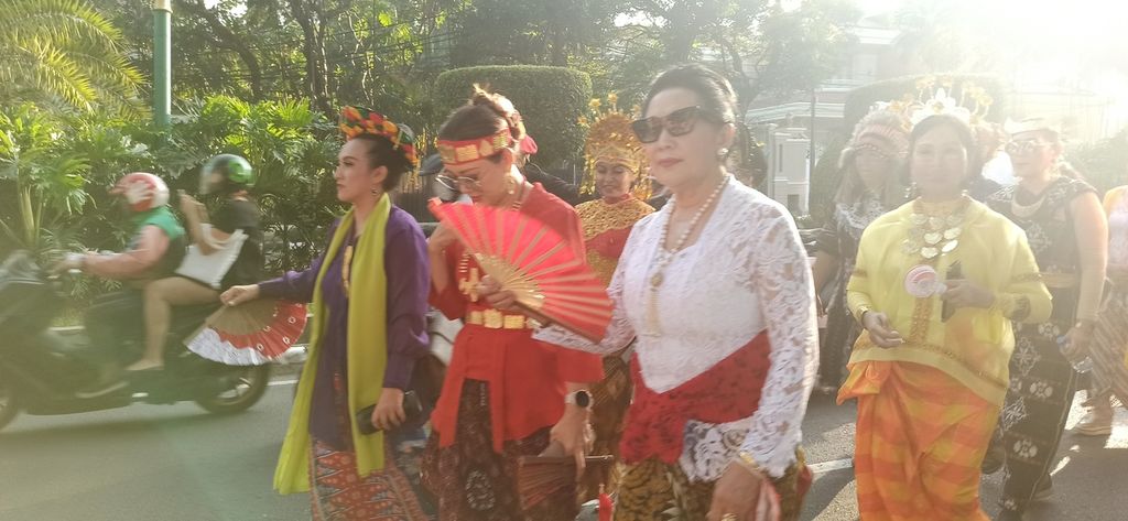 Partai Demokrasi Indonesia Perjuangan (PDI-P) berjalan kaki dari kantor DPP PDI-P di Jalan Diponegoro, Jakarta ke gedung Komisi Pemilihan Umum (KPU) di Jalan Imam Bonjol, Jakarta, Senin (1/8/2022). PDI-P menjadi parpol pertama yang mendaftar sebagai peserta Pemilu 2024.