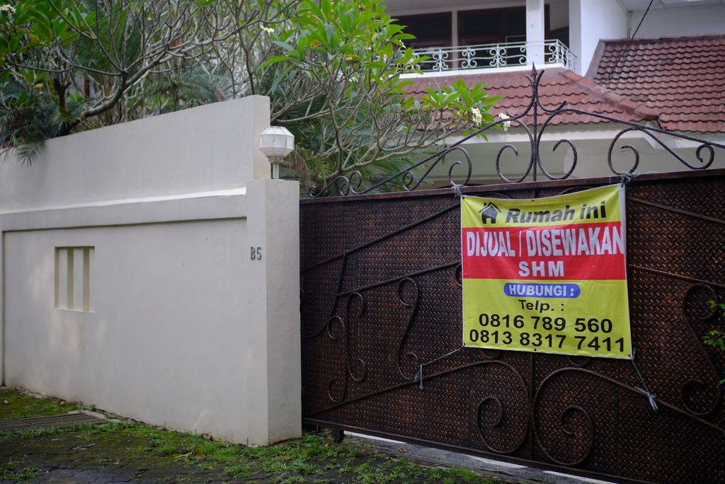 Suasana rumah milik Zurni Hasjim Djalal di Kompleks Executive Paradise, Jakarta Selatan, Kamis (25/3/2021). Sindikat mafia tanah di bawah koordinasi FK mengubah kepemilikan rumah ini tanpa ada transaksi jual beli dan pembuatan sejumlah dokumen dan akta palsu dengan bantuan beberapa figur.