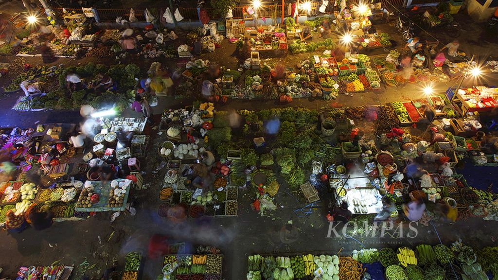 Aktivitas pasar tradisional Pulogadung, Jakarta Timur, Minggu (30/7/2017).