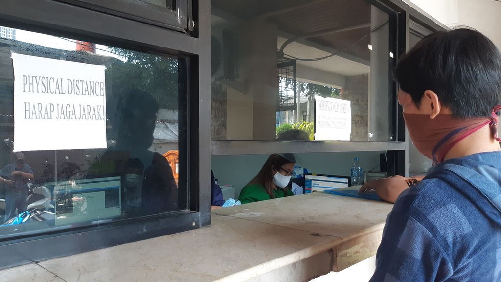 Warga mengambil KTP elektronik di Kelurahan Grogol Utara, Jakarta Selatan, Rabu (8/7/2020).