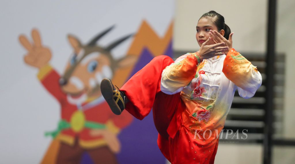 Aksi atlet wushu Indonesia Alisya Mellynar ketika bertanding dalam nomor Taolu Taijiquan cabang Wushu pada SEA Games Vietnam 2021 di Cau Giay Gymnasium, Hanoi, Vietnam, Sabtu (14/5/2022). Alisya menyabet medali emas dalam nomor ini.