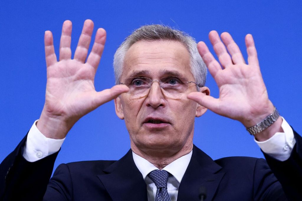 Sekretaris Jenderal NATO Jens Stoltenberg memberikan keterangan pers menjelang pertemuan para menteri pertahanan negara-negara anggota NATO di markas NATO, Brussels, Belgia, 13 Februari 2023.
