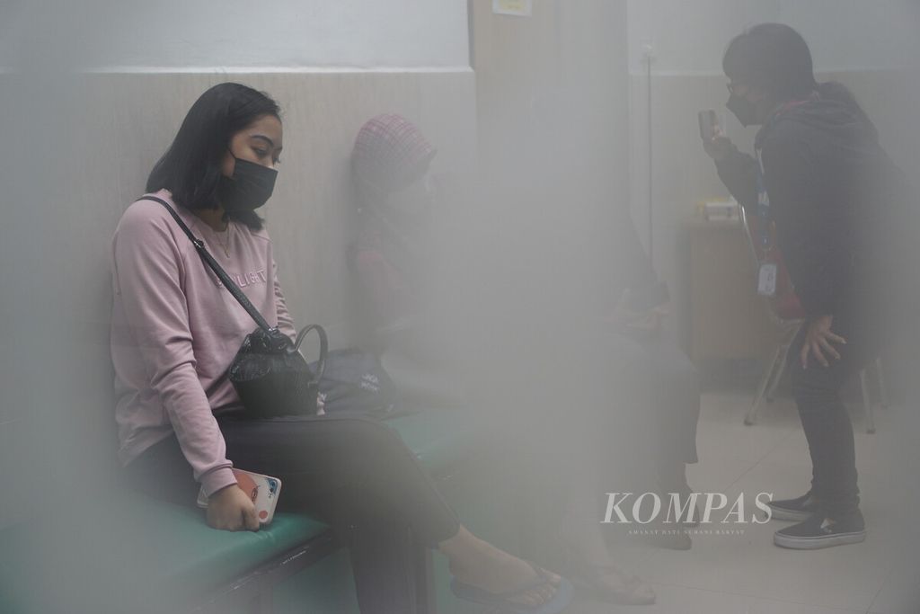 Afifah (18) duduk menunggu sepupunya, Azka (4), yang menjadi salah satu korban dalam kecelakaan di simpang Muara Rapak, Kecamatan Balikpapan Utara, Kota Balikpapan, Kalimantan Timur, Jumat (21/1/2022). Sebanyak 4 orang meninggal, 4 luka parah, dan 26 luka ringan.