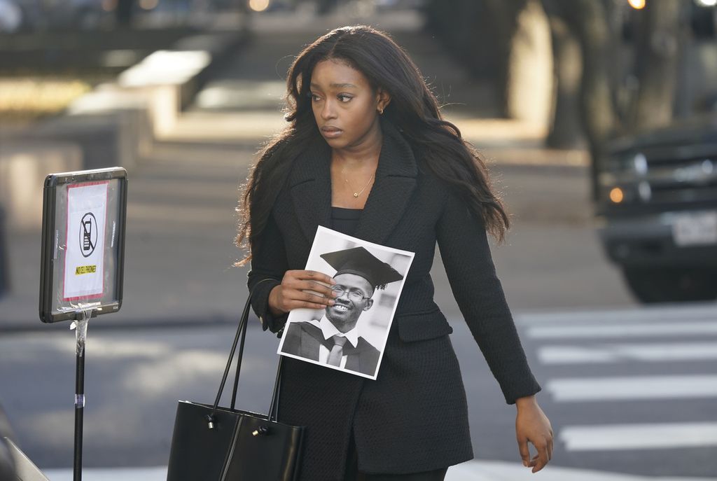 Zipporah Kuria, warga London, Inggris, membawa foto ayahnya, Joseph Waithaka, saat tiba di pengadilan federal untuk didengar keterangannya terkait perusahaan Boeing di Fort Worth, Texas, Amerika Serikat, pada  26 Januari 2023. Waithaka tewas dalam kecelakaan pesawat Boeing 737 Max milik Ethiopian Airlines pada tahun 2019.