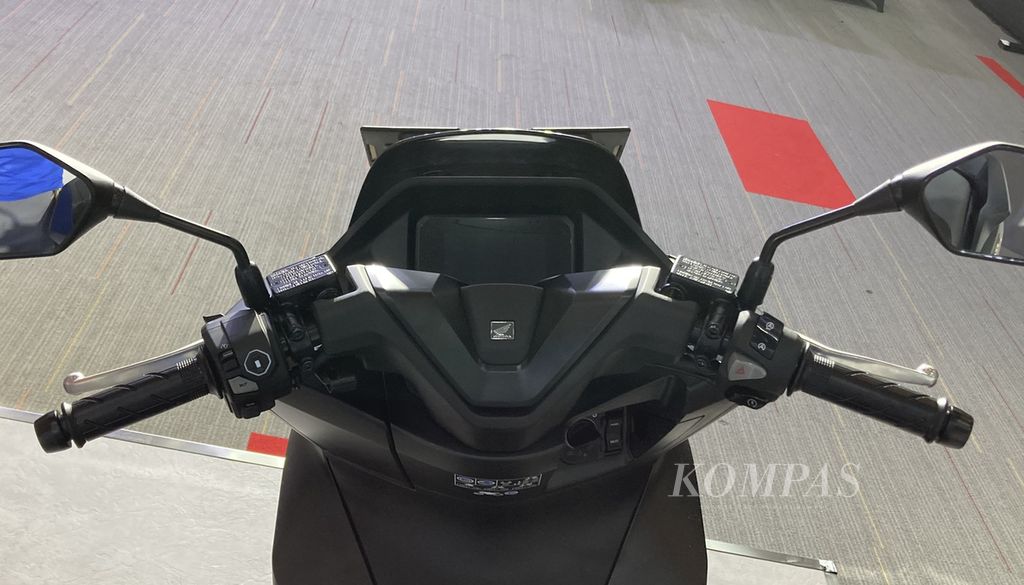 Tampilan setang New Honda PCX160 yang terbalut <i>cover</i> bodi plastik.
