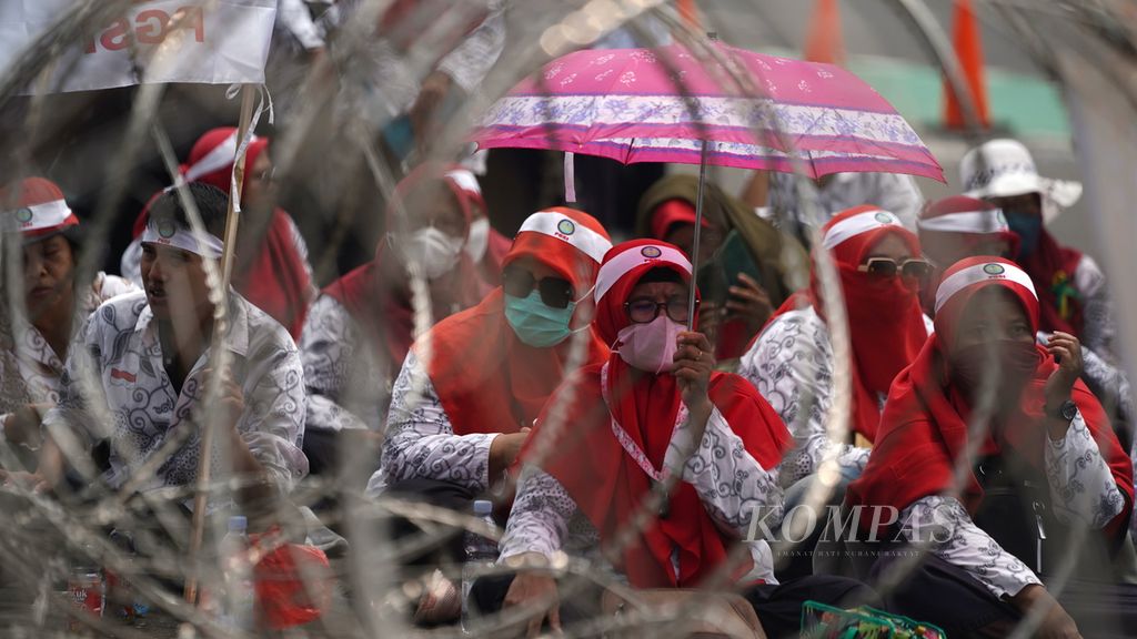 Ratusan guru yang tergabung dalam Persatuan Guru Seluruh Indonesia (PGSI) melakukan aksi damai dalam Silaturahmi Akbar Nasional di depan Gedung DPR, Jakarta, Senin (20/3/2023). 