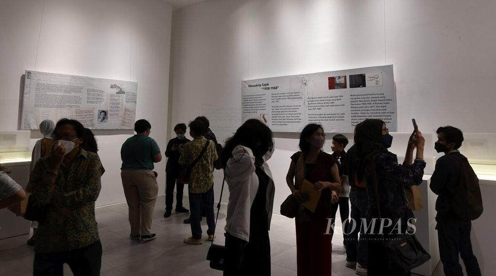 Suasana pembukaan pameran arsip Tribute to Urban Masters Sapardi Djoko Damono & Wagiono Sunarto di Galeri Seni Taman Ismail Marzuki, Jakarta, Jumat (22/7/2022). Pameran diselenggarakan oleh Sekolah Pascasarjana IKJ dan Ikatan Alumni IKJ untuk mengenang dan menghormati dedikasi keduanya.
