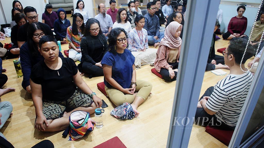 https://assetd.kompas.id/4s9jBn64zpfii_LMyC3W0F_FRBU=/1024x576/filters:watermark(https://cdn-content.kompas.id/umum/kompas_main_logo.png,-16p,-13p,0)/https%3A%2F%2Fkompas.id%2Fwp-content%2Fuploads%2F2020%2F02%2FKomunitas-Meditasi-Tergar-Indonesia_87118775_1581174010.jpg