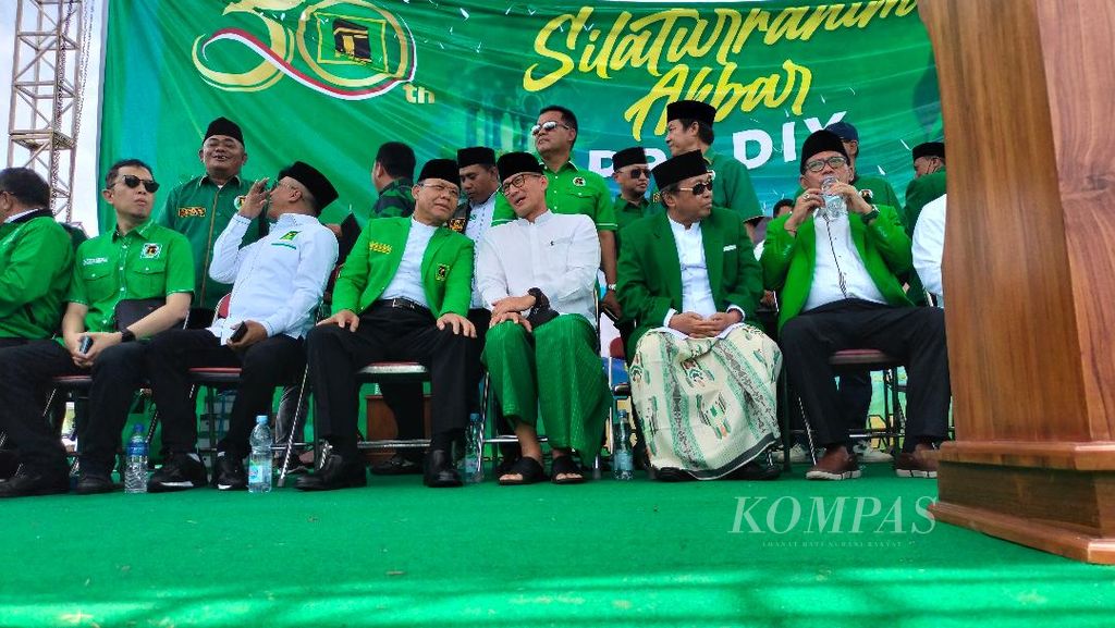Menteri Pariwisata dan Ekonomi Kreatif Sandiaga Uno (bersarung hijau), berbincang dengan Pelaksana Tugas Ketua Umum PPP Mardiono dalam acara Silaturahim Akbar PPP di Stadion Kridosono, Yogyakarta, 8 Januari 2023.