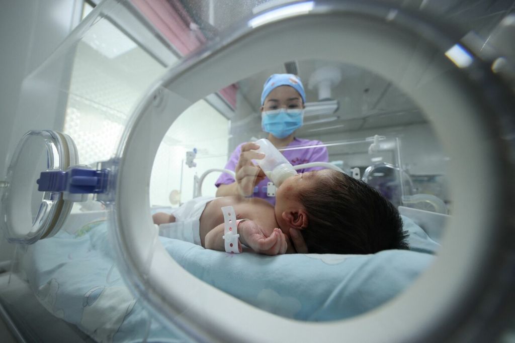 https://assetd.kompas.id/4zAhfomHWMTygpmj4j4dQHPKnbE=/1024x683/https%3A%2F%2Fkompas.id%2Fwp-content%2Fuploads%2F2021%2F05%2FCHINA-POPULATION-DEMOGRAPHICS_96176242_1620720721.jpg