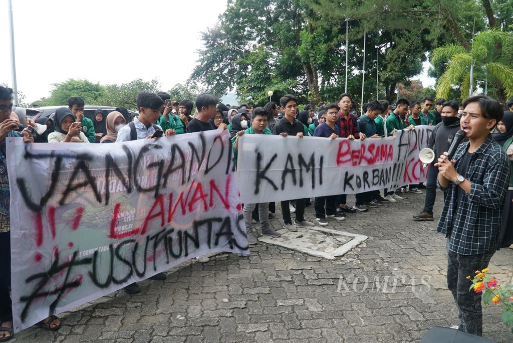 Aliansi Mahasiswa Universitas Andalas (Unand) menggelar unjuk rasa di depan Rektorat Unand, Kota Padang, Sumatera Barat, Senin (26/12/2022) siang, terkait kasus pelecehan dan kekerasan seksual oleh salah satu dosen terhadap sedikitnya delapan mahasiswa. Massa menuntut kampus memecat dan mencabut gelar akademik pelaku yang merupakan dosen Sastra Minangkabau Fakultas Ilmu Budaya Unand.