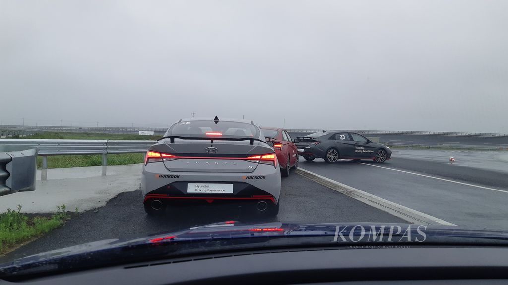Sesi uji coba ketangguhan rem Hyundai Avante N di sirkuit yang licin.
