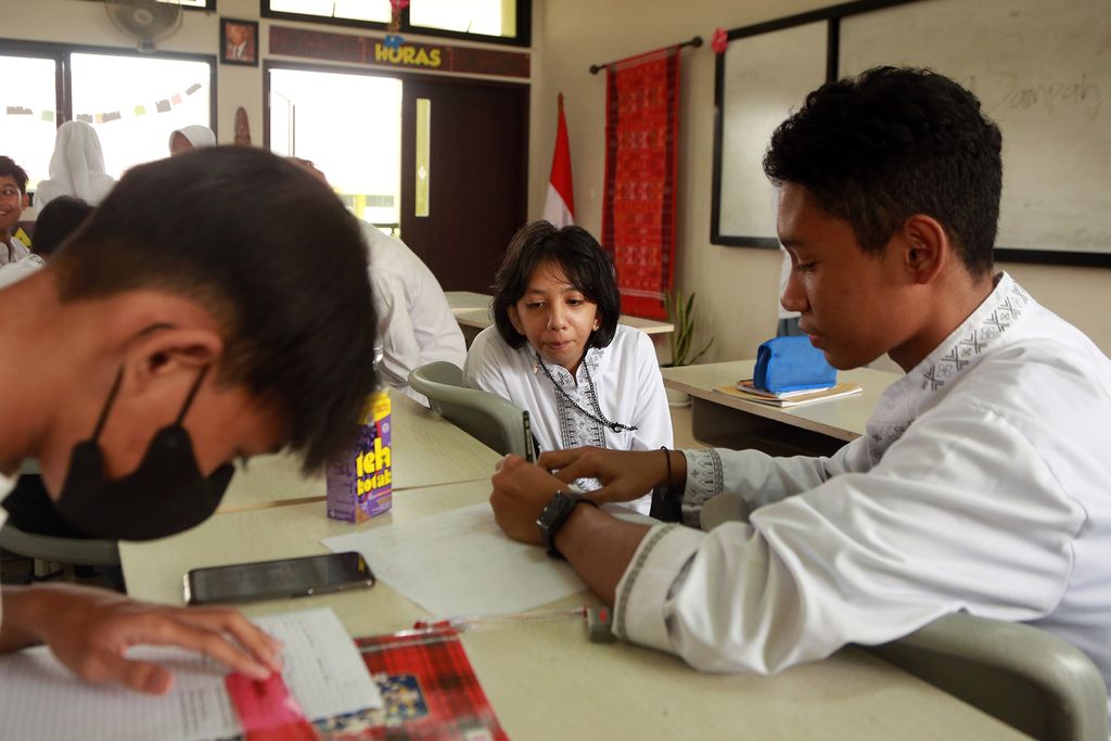 Anak berkebutuhan khusus, Arnezka Faira (tengah), berdiskusi dengan temannya di SMAN 66 Jakarta, Cilandak, Jakarta Selatan, Jumat (2/11/2022). Semua sekolah negeri di DKI Jakarta diwajibkan untuk menerima anak berkebutuhan khusus. Merujuk pada Pasal 8 Ayat a Peraturan Gubernur Nomor 32 Tahun 2021 tentang Petunjuk Teknis Penerimaan Peserta Didik Baru DKI Jakarta, anak berkebutuhan khusus dan disabilitas bisa mendaftar di sekolah reguler melalui jalur afirmasi.