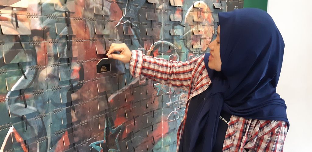 Panel Jawaban dibuka Kana Fuddy Prakoso, Selasa (26/3/2024), setelah mengetahui petunjuk dari Panel Panahan dan Panel Pertanyaan. Panel Jawaban ini berisi 441 ramalan sebagai bagian karya seni perupa Sri Hardana (46) tentang dunia ramalan yang terinspirasi primbon Jawa, mitologi batu akik Nogosui, dan pengalaman kesehariannya yang ditampilkan dalam pameran tunggal bertajuk ”Anak Panah Nogosui” di Ruang Garasi, Jakarta, 24 Maret sampai 1 April 2024.