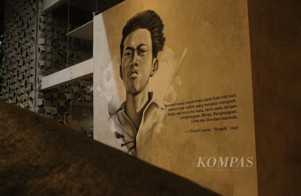 Mural Chairil Anwar di Salihara Arts Center, Jakarta, Jumat (29/10/2022) malam.
