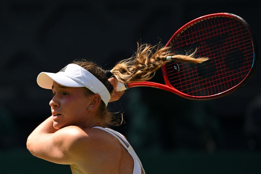 Elena Rybakina, petenis asal Rusia yang membela Kazakhstan, melayangkan raket saat menghadapi Ons Jabeur (Tunisia) pada final tunggal putri Wimbledon 2022 di All England Tennis Club, London, Sabtu (9/7/2022). Rybakina menang, 3-6, 6-2, 6-2. 