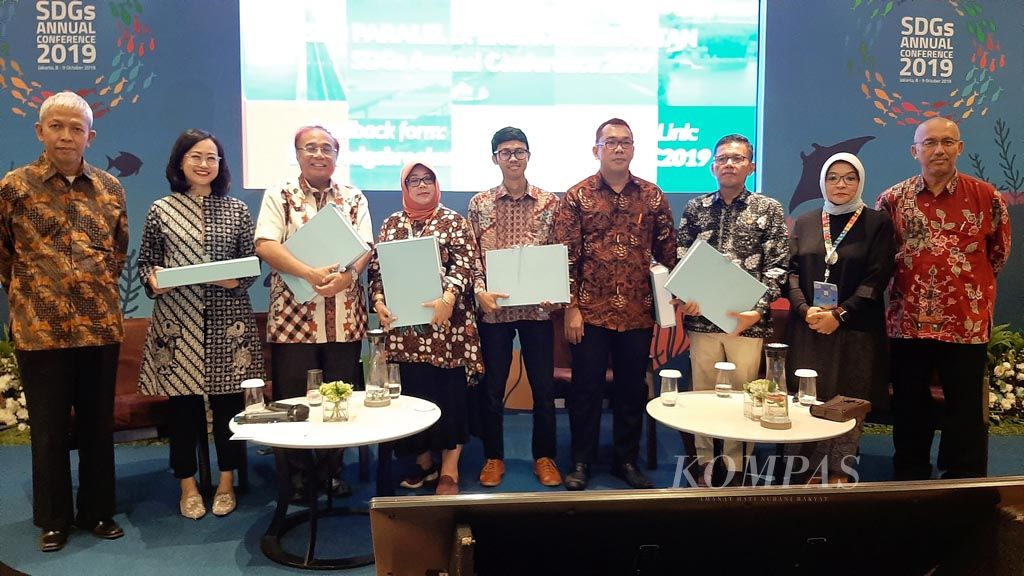 https://assetd.kompas.id/5BWlcz4f-poKPtHTsLOgP5MIDTg=/1024x576/filters:watermark(https://cdn-content.kompas.id/umum/kompas_main_logo.png,-16p,-13p,0)/https%3A%2F%2Fkompas.id%2Fwp-content%2Fuploads%2F2019%2F10%2F20191009_ENGLISH-SDGs_B_web_1570629170.jpg