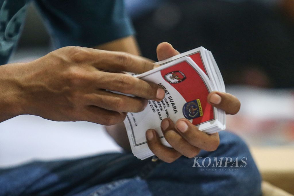 Ilustrasi. Petugas menyortir surat suara Pilkada Depok di Gudang Logistik Komisi Pemilihan Umum (KPU) Kota Depok, Cimanggis, Depok, Jawa Barat, Senin (23/11/2020). 
