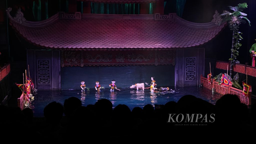 Adegan aktivitas masyarakat tradisional Vietnam ditampilkan dalam drama boneka di Thang Long Water Puppet Theater, Hanoi, Vietnam, Jumat (20/5/2022). Pertunjukan <i>water puppet </i>yang menyerupai pertunjukan wayang golek di Indonesia ini menceritakan tentang Raja Le Loi yang mengembalikan pedang sakti kepada Raja Naga melalui bantuan kura-kura di Danau Hoan Kiem.