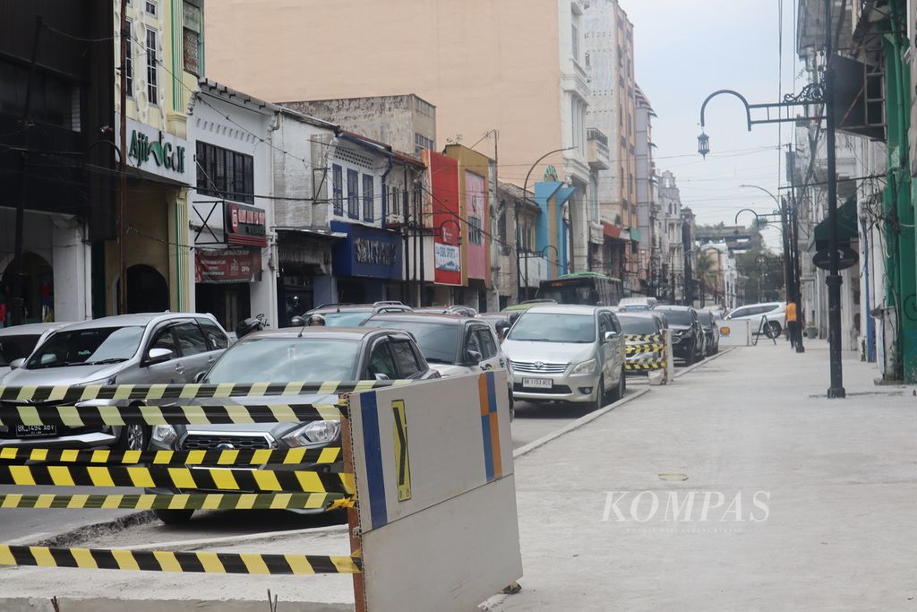 Pembangunan trotoar di Jalan Kesawan, Kota Medan, Kamis (9/2/2023).
