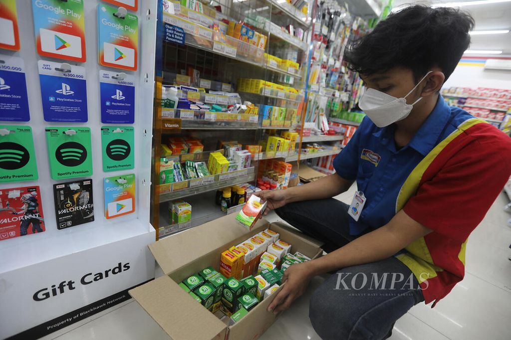 Pegawai toko minimarket di kawasan Kramat, Jakarta, menarik produk obat sirop yang mengandung paracetamol, Kamis (20/10/2022). Kementerian Kesehatan mengeluarkan edaran untuk menghentikan sementara pemberian obat dalam bentuk cair atau sirop karena diduga menjadi faktor risiko kasus gangguan ginjal akut pada anak.