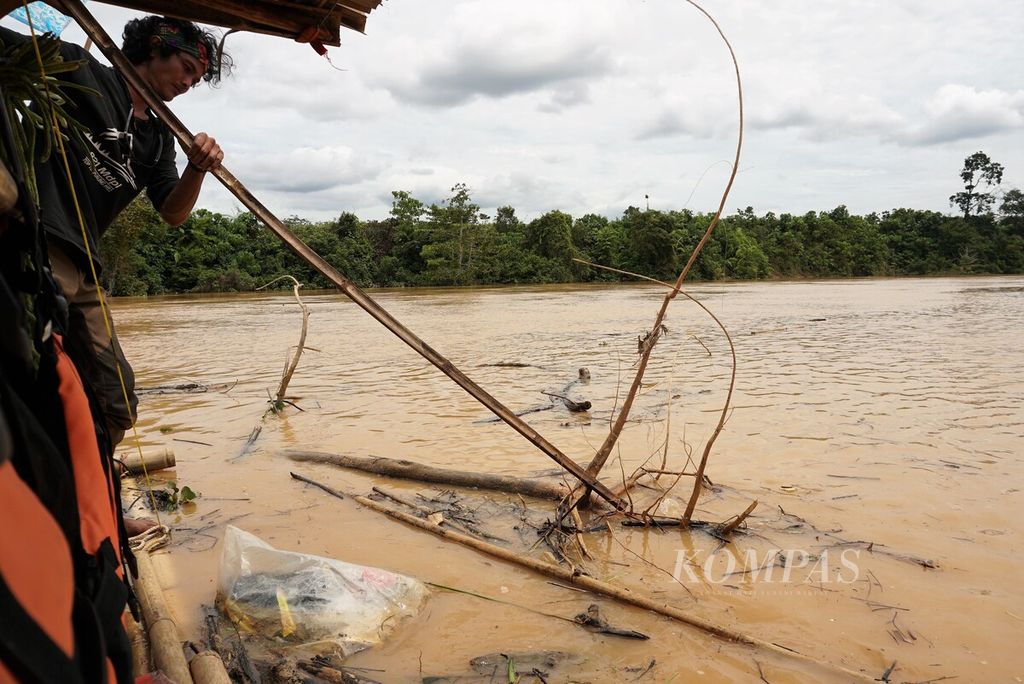 Tim Milir Berakit Sungai Batanghari hendak mengambil sampah plastik yang bertebaran di permukaan Sungai Batanghari, Kamis (17/11/2022). Masih rendahnya kesadaran masyarakat membuang sampah pada tempatnya serta mengolah sampah tepat guna, menyebabkan limpahan sampah bertebaran di perairan.