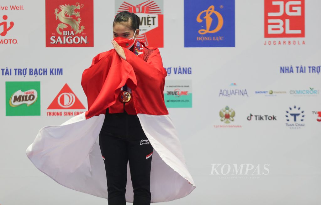 Atlet wushu Indonesia Alisya Mellynar seusai meraih medali emas dalam nomor Taolu Taijiquan cabang Wushu pada SEA Games Vietnam 2021 di Cau Giay Gymnasium, Hanoi, Vietnam, Sabtu (14/5/2022). Alisya menyabet medali emas dalam nomor ini. 