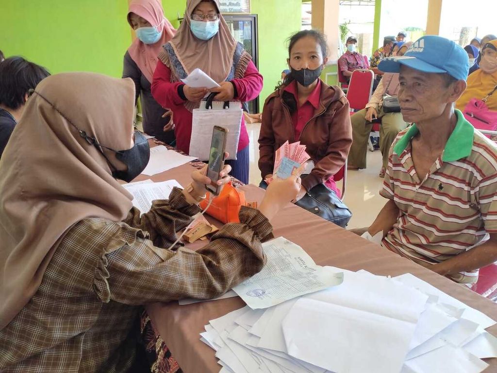 Warga Kecamatan Buduran, Sidoarjo, menerima BLT minyak goreng, Sabtu (16/4/2022).
