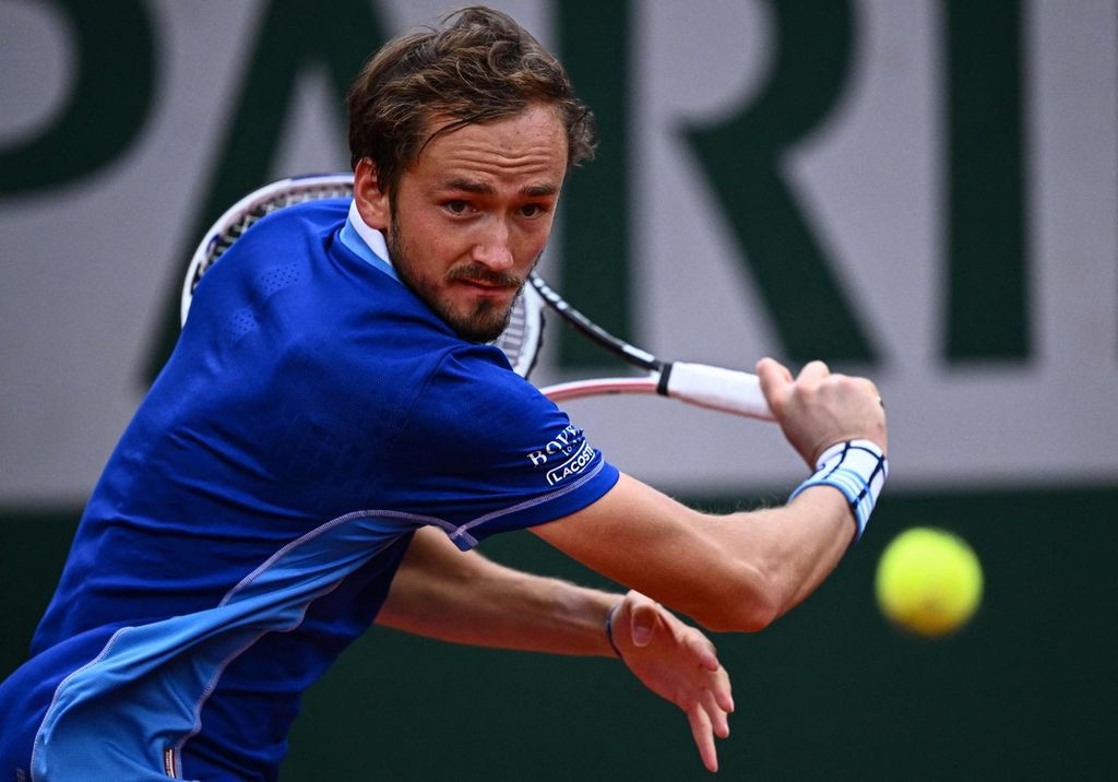 Daniil Medvedev yang menjadi unggulan kedua memukul bola saat menghadapi petenis Argentina, Facundo Bagnis, pada laga babak pertama turnamen tenis Grand Slam Perancis Terbuka di Roland Garros, Paris, Perancis, Selasa (24/5/2022). Medvedev mengalahkan Bagnis, 6-2, 6-2, 6-2, dan lolos ke babak kedua. 