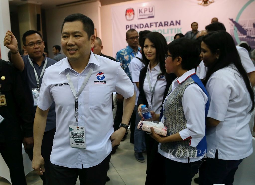 Ketua Umum Partai Persatuan Indonesia (Perindo) Hary Tanoesoedibjo usai melakukan pendaftaran sebagai parpol peserta pemilu 2019 di Kantor Komisi Pemilihan Umum, Jakarta, Senin (9/10/2017). Partai Perindo menjadi partai pertama yang melakukan pendaftaran sebagai peserta pemilu 2019.