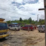 Warga Gunung Mas Blokade Jalan untuk Truk Industri